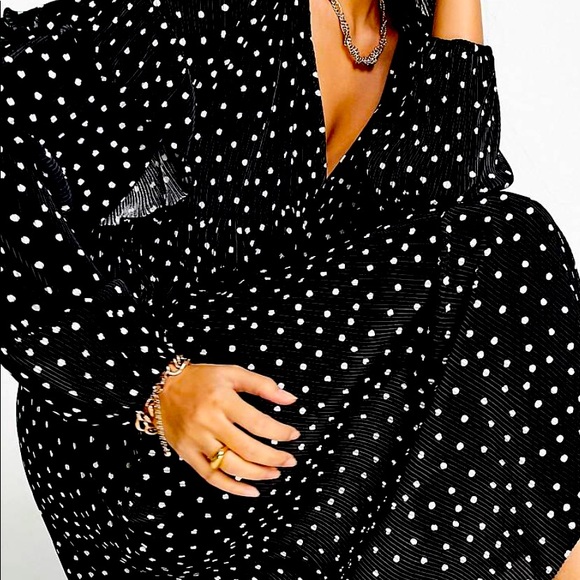 Dresses & Skirts - Plisse V-neck midi dress in mono dot print